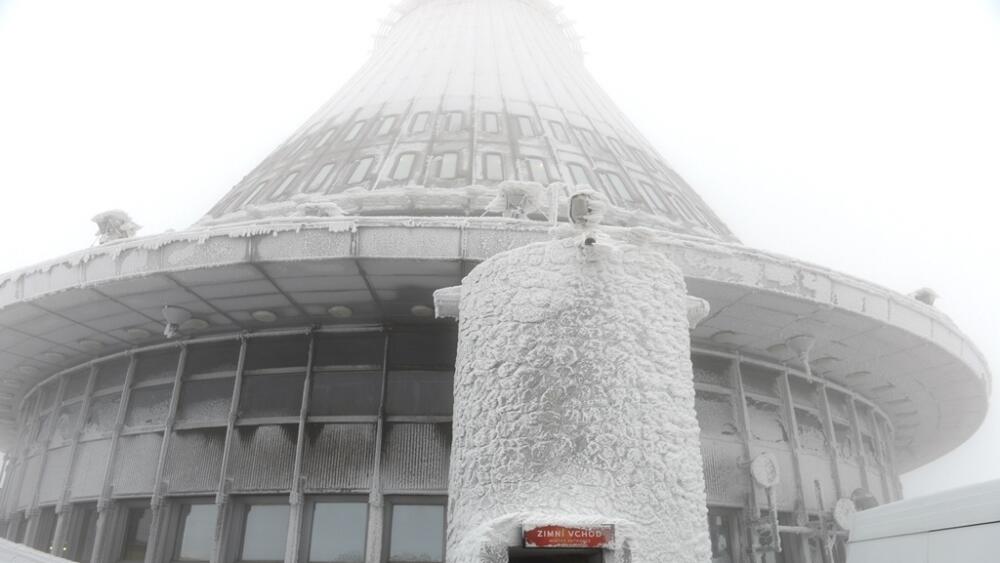 Ještěd v zimě a mlze, archivní foto